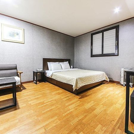 Valentine Motel Йонгин Екстериор снимка